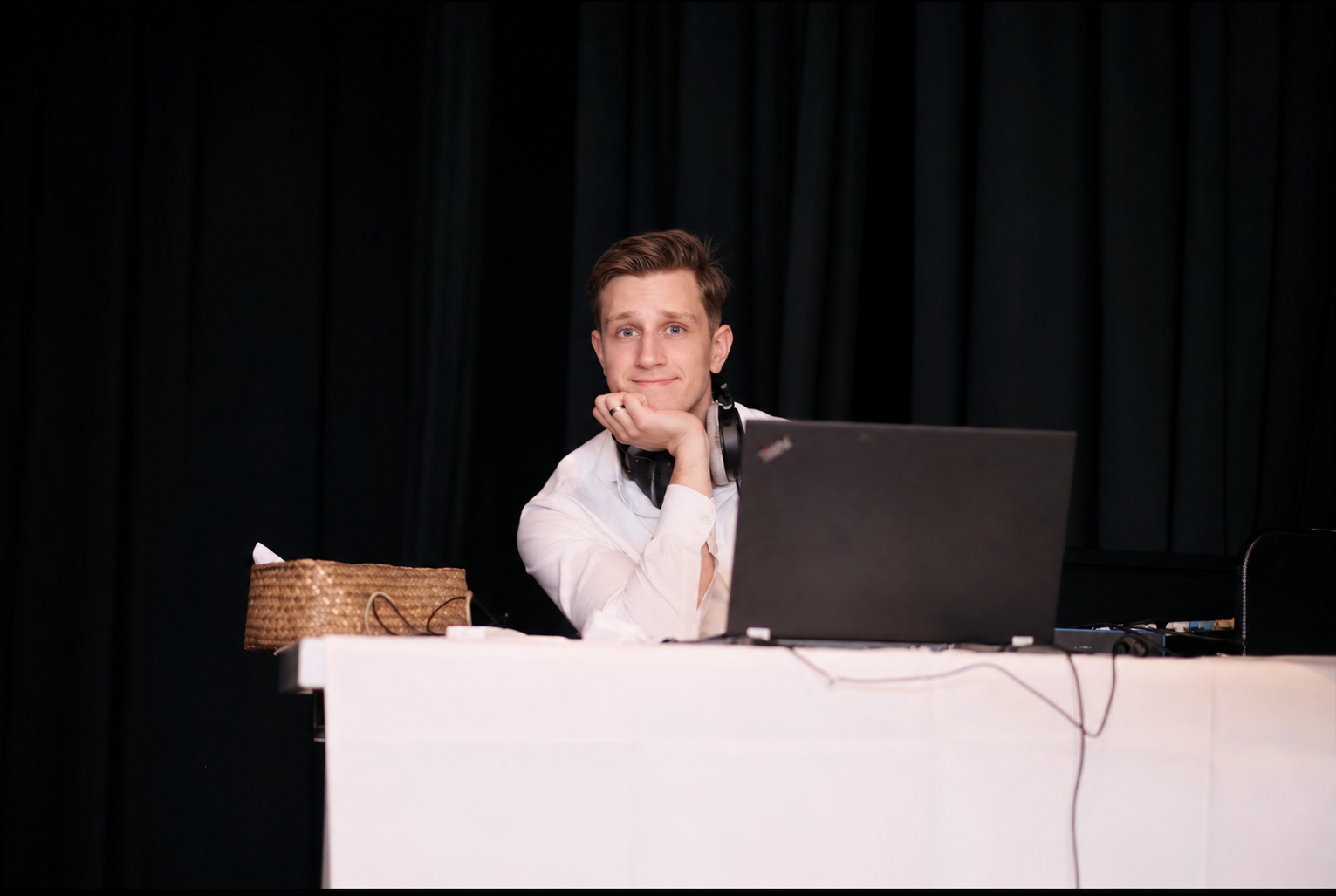 Glebs Stepanovs an einem Audio- und Computer-Arbeitsplatz