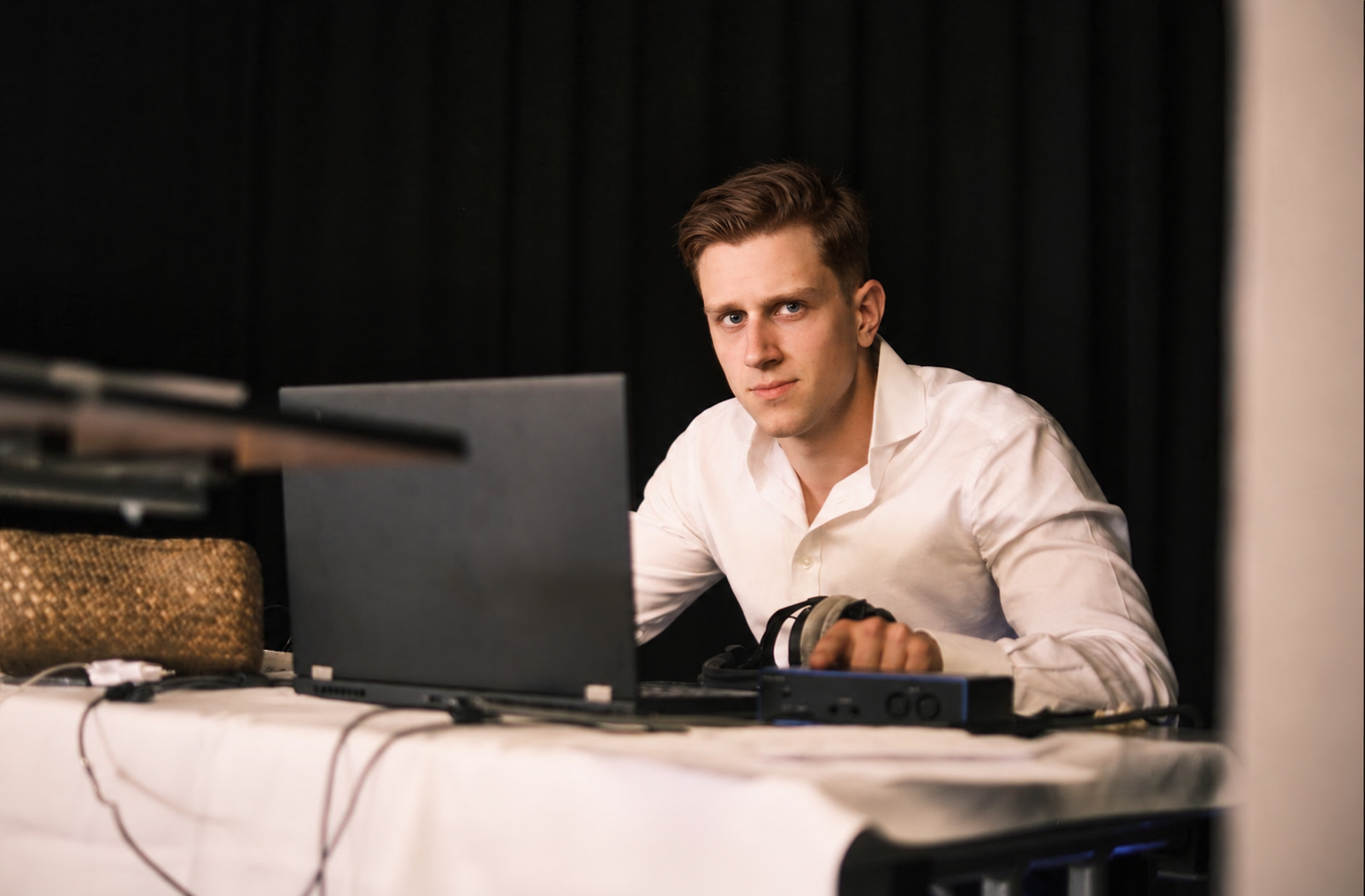 Glebs Stepanovs bei der Arbeit am Laptop und Audio-Setup